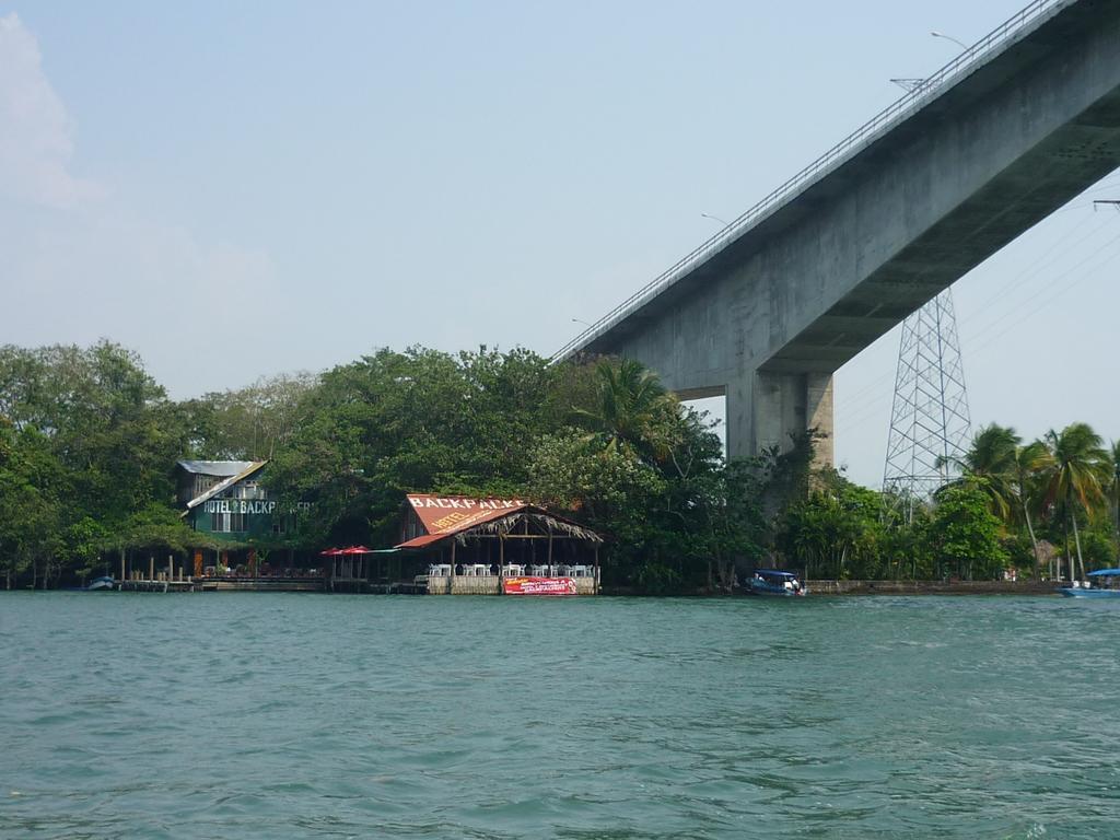 Hotel Y Restaurante Backpackers Rio Dulce Town Exterior foto