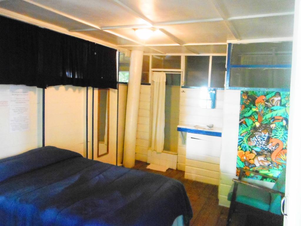 Hotel Y Restaurante Backpackers Rio Dulce Town Zimmer foto