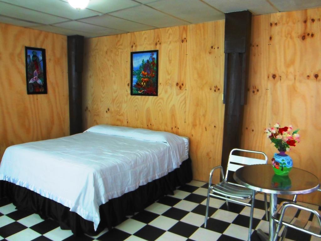 Hotel Y Restaurante Backpackers Rio Dulce Town Zimmer foto