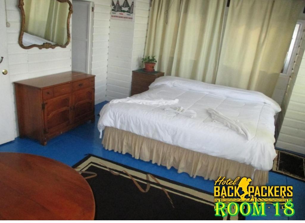 Hotel Y Restaurante Backpackers Rio Dulce Town Exterior foto